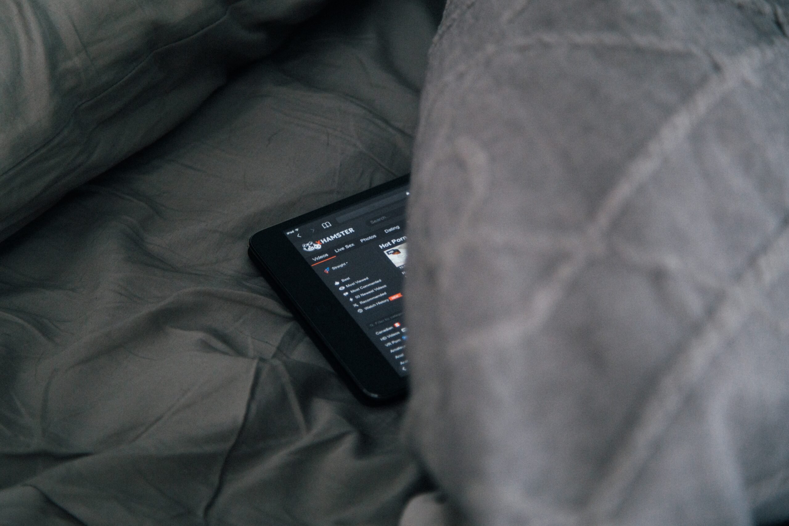 charlesdeluvio-UuIHPyGjCAM-unsplash device under gray fabric