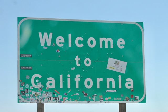 road signage saying 'welcome to California'