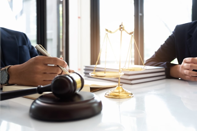 judge gavel and scale of justice on the table